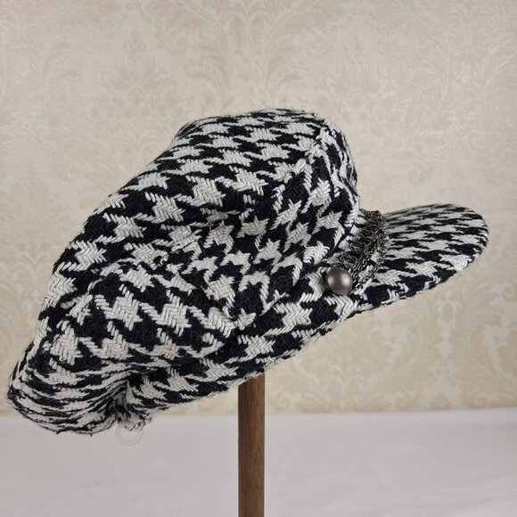 August Hat Company Houndstooth Newsboy Cap Silver Chain Detail above Brim - Picture 1 of 13